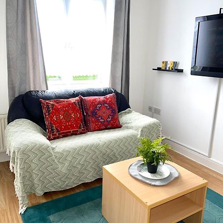 Crescent Apartment - Modern 1 Bedroom First Floor Goodmayes エクステリア 写真
