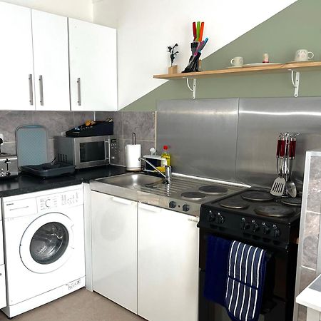 Crescent Apartment - Modern 1 Bedroom First Floor Goodmayes エクステリア 写真