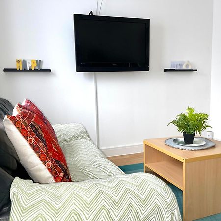 Crescent Apartment - Modern 1 Bedroom First Floor Goodmayes エクステリア 写真