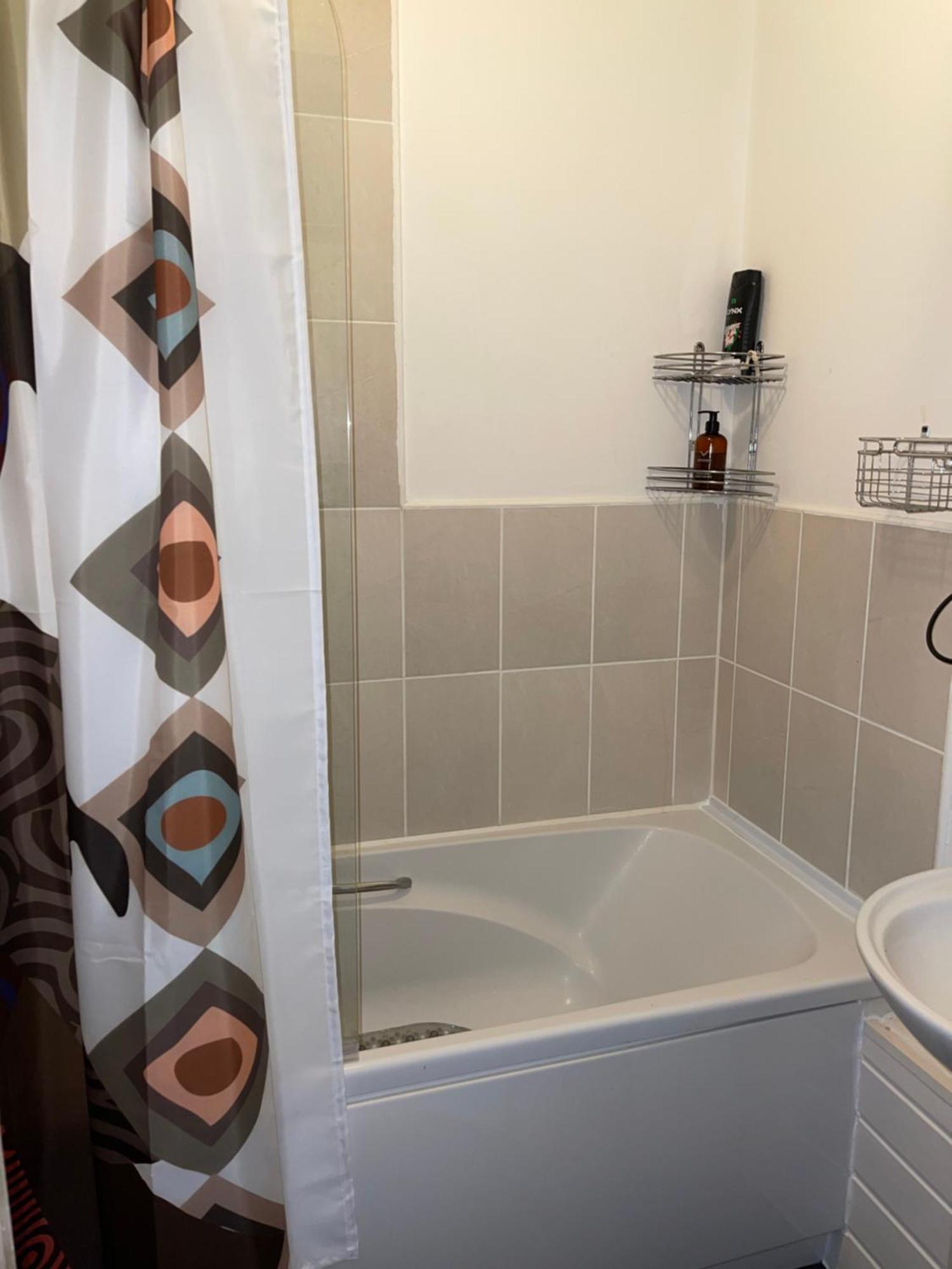 Crescent Apartment - Modern 1 Bedroom First Floor Goodmayes エクステリア 写真