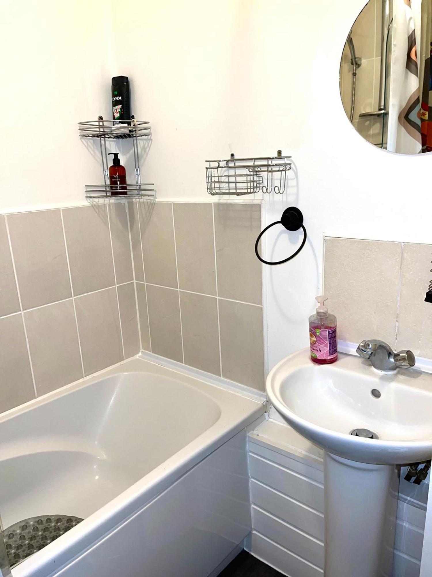 Crescent Apartment - Modern 1 Bedroom First Floor Goodmayes エクステリア 写真