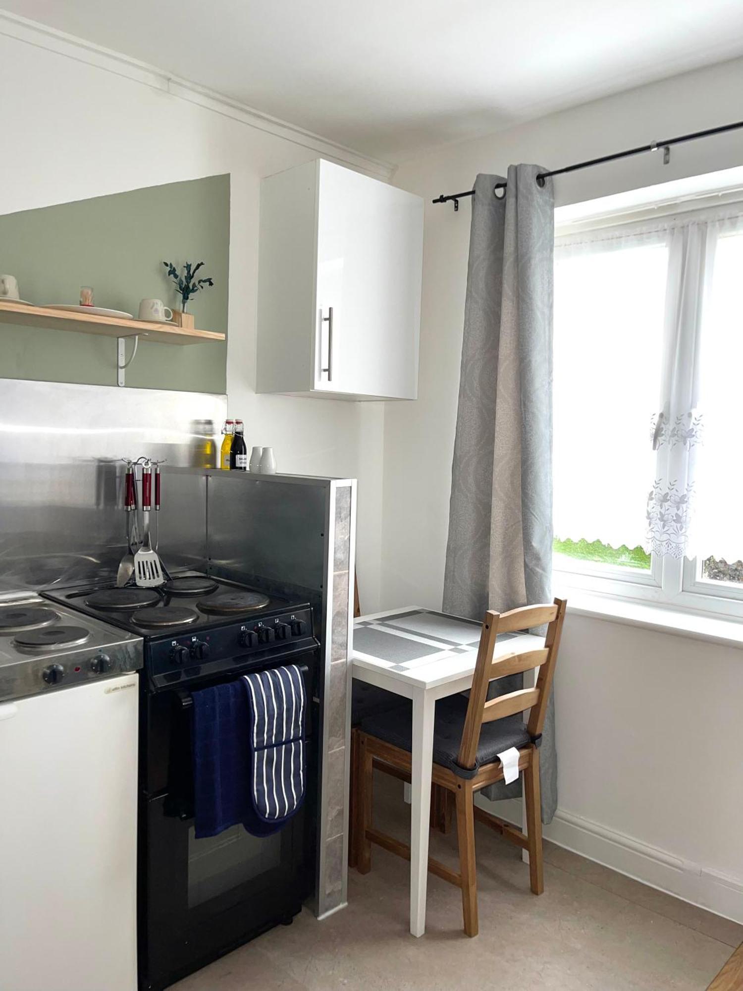 Crescent Apartment - Modern 1 Bedroom First Floor Goodmayes エクステリア 写真