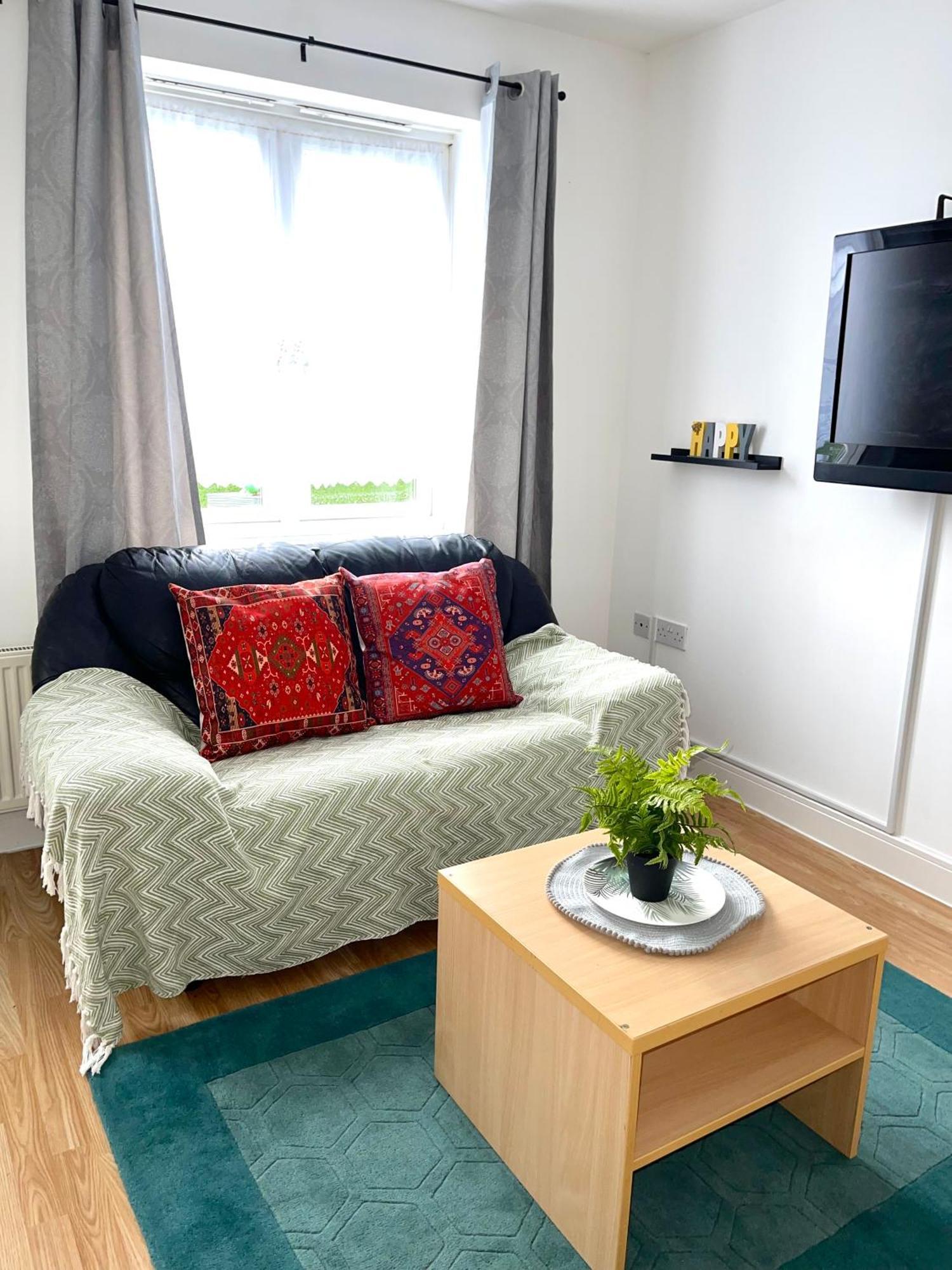 Crescent Apartment - Modern 1 Bedroom First Floor Goodmayes エクステリア 写真