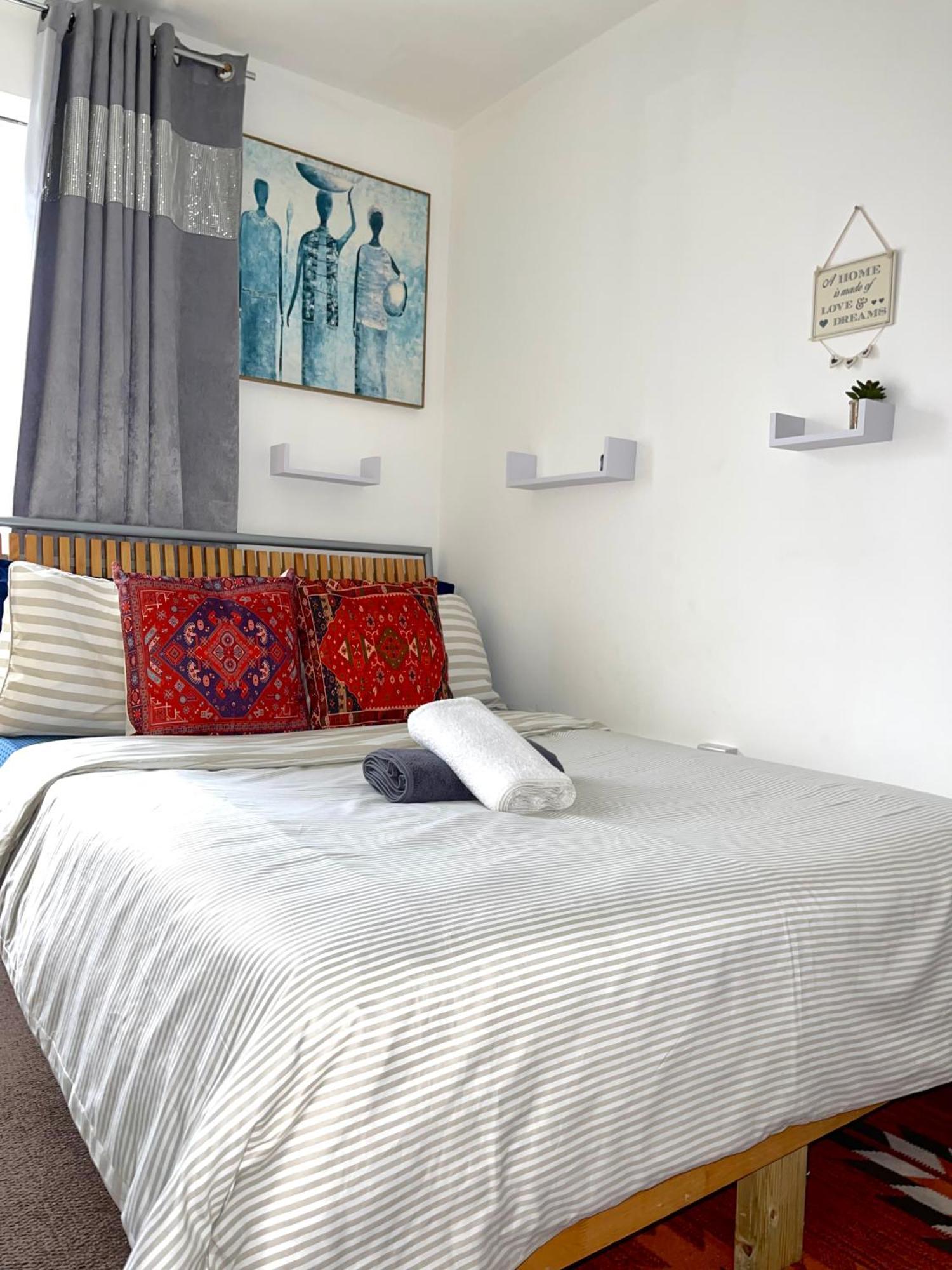 Crescent Apartment - Modern 1 Bedroom First Floor Goodmayes エクステリア 写真