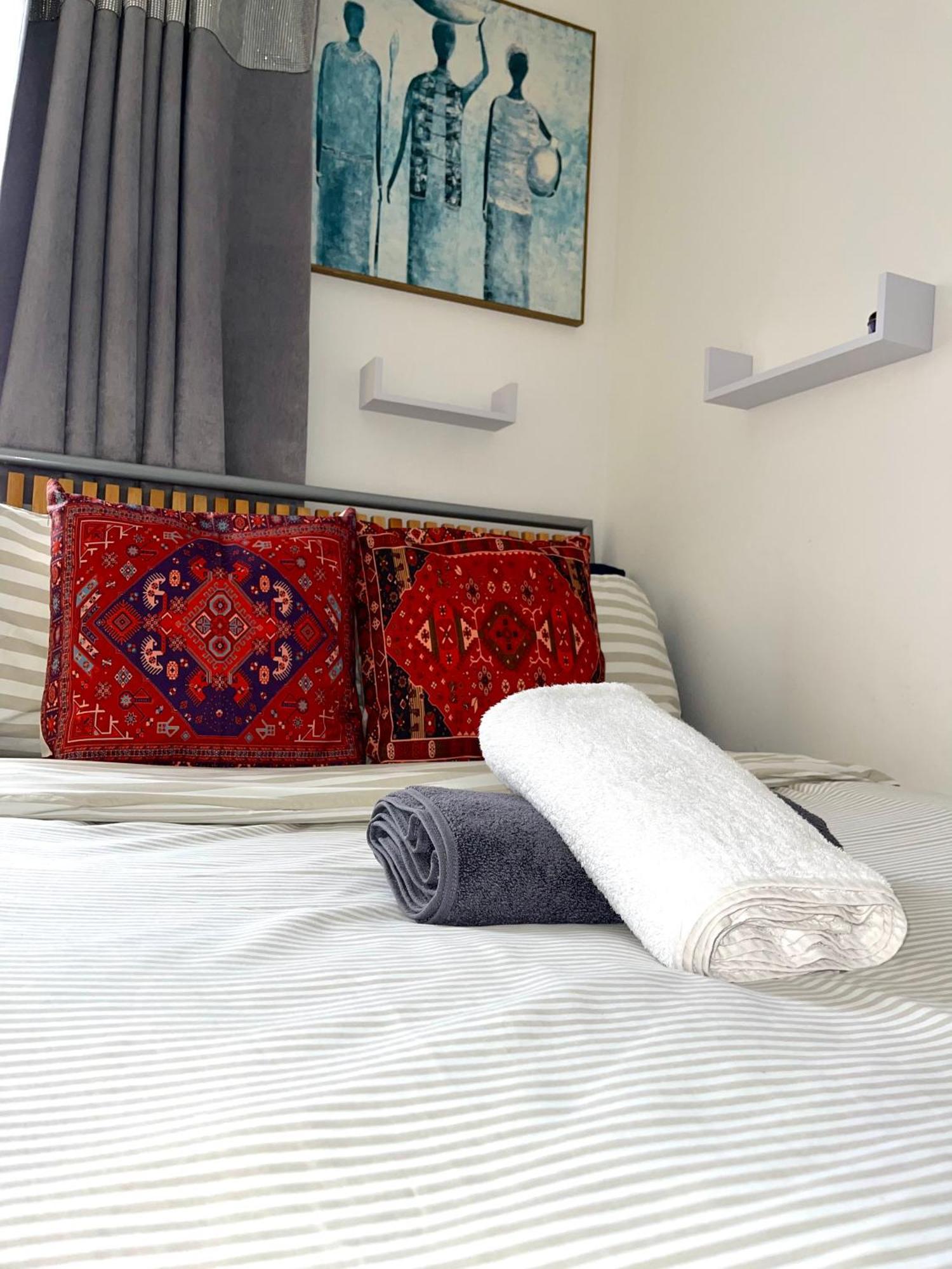 Crescent Apartment - Modern 1 Bedroom First Floor Goodmayes エクステリア 写真